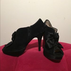Poetic License peep toe bow heels